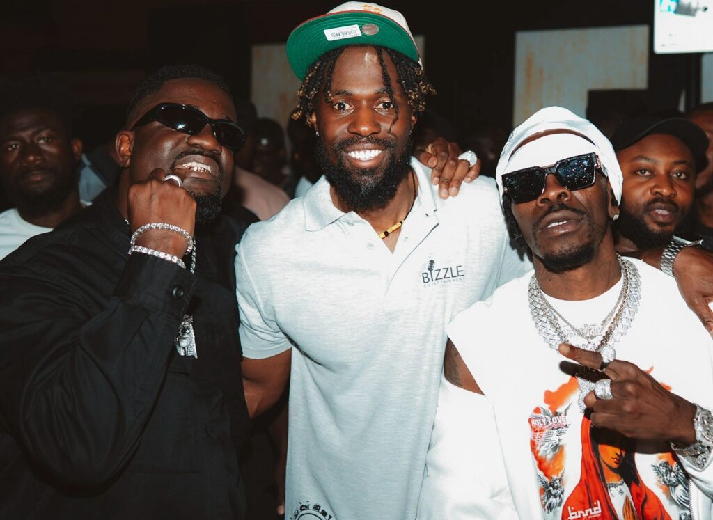 Bizzle celebrates ‘dream come true’ as Sarkodie, Shatta Wale join Kweku Smoke on stage